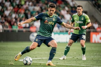 Joueur de football professionnel effectuant un geste technique de dribble avec une feinte de corps en club pro sur FC 25