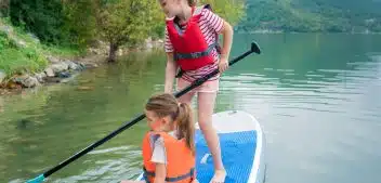 Choisissez le Stand up paddle gonflable à deux pour faire du sport nautique !