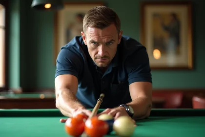 Homme d'âge moyen en polo bleu joue au billard dans un salon élégant