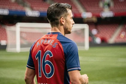 Joueur du PSG de dos en maillot domicile lors d'un entraînement au Parc des Princes en 2026