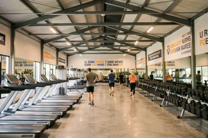 Vue panoramique d'une salle de sport moderne en Normandie avec équipements de fitness et ambiance sportive