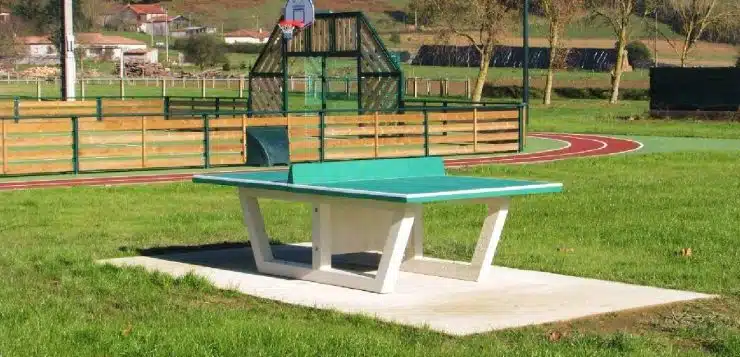 Jeu de ping-pong en extérieur