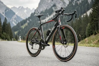 Van Rysel RCR vélo de route Decathlon posé sur une route alpine avec cadre carbone aérodynamique